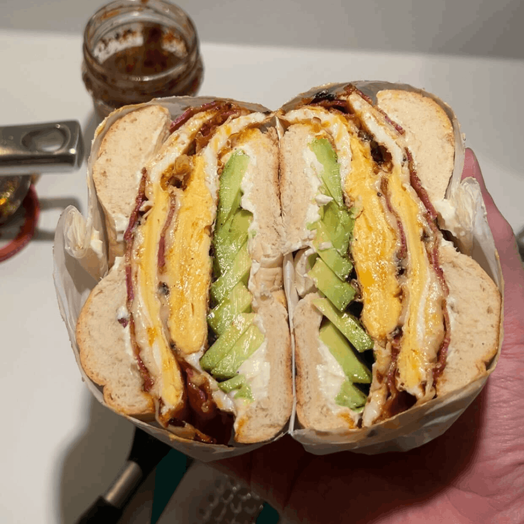 Lækker Morgenmadsbagel med Bacon og Æg