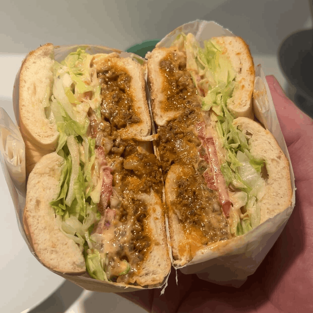 Saftig Bagel med Oksekød og Lækre Toppings